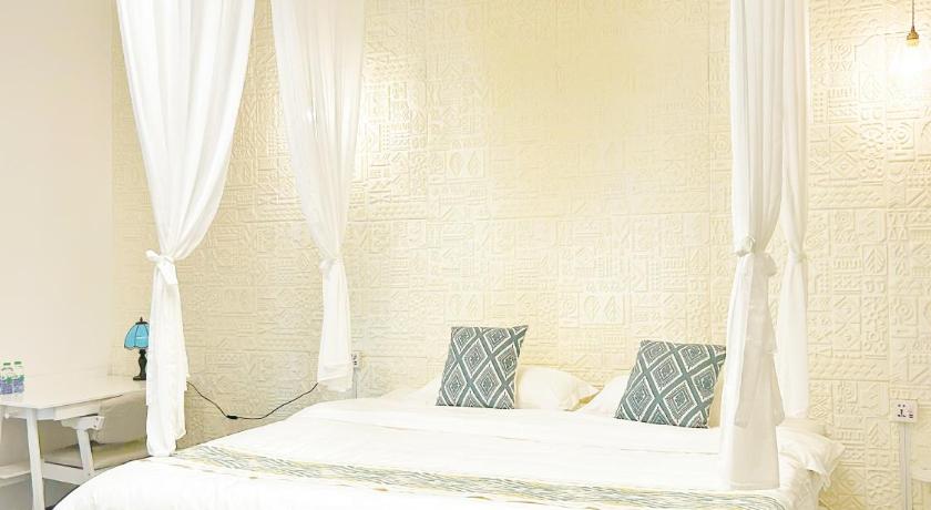 Image of Deluxe Double Room with Bath 1