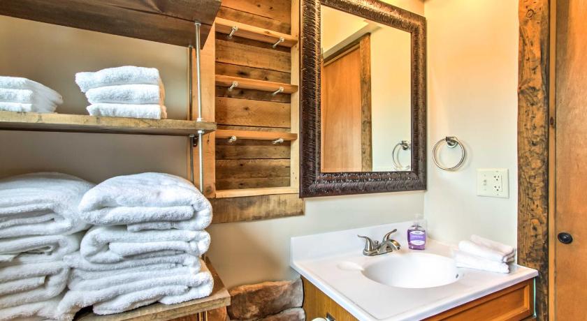 Lake Pepin Cottage with Patio - Walk to the Marina! photo