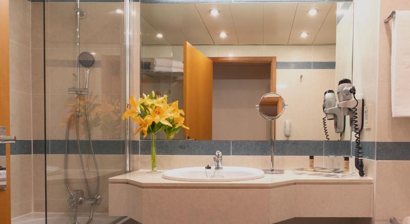 รูปของห้องพักเตียงใหญ่หรือเตียงแฝด (Double or Twin Room) 10