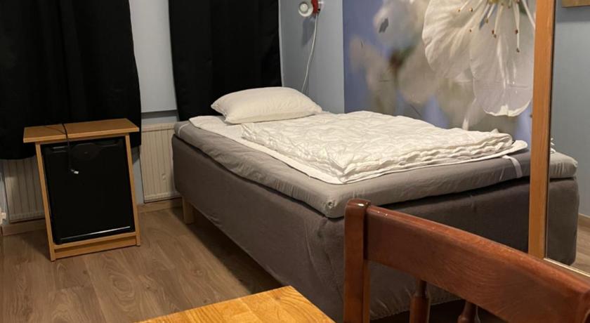 Image of Single Room with Shared Bathroom 0