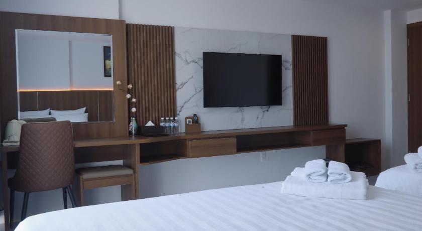 LILLY HOTEL - image 14