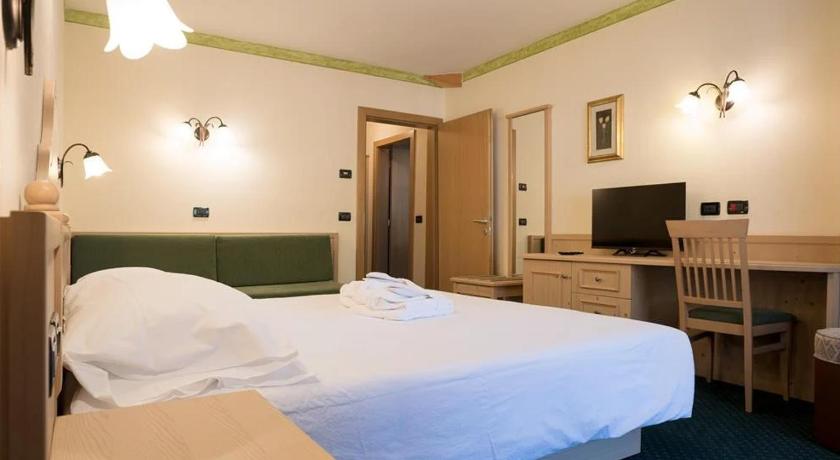 ポッツァ・ディ・ファッサ Hotel Crepei 3つ星 ホテル プール