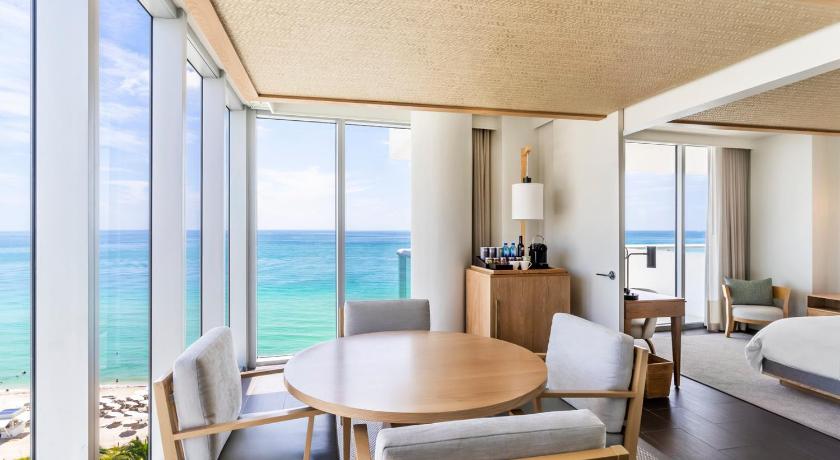Immagine di One Bedroom Oceanfront Suite King with Balcony 0