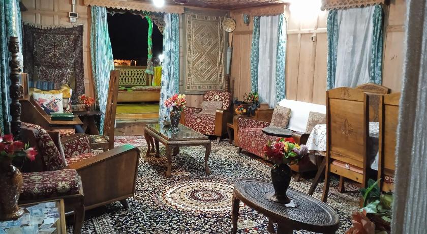 Houseboat Pride of India photo