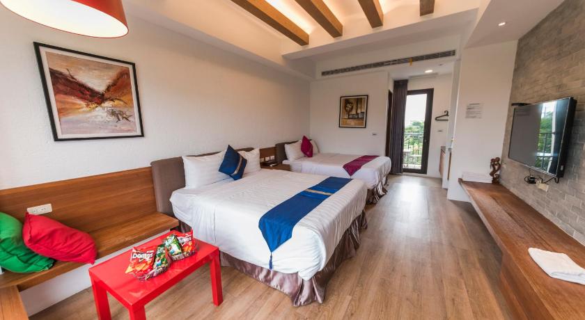 Image of Eight-Bedroom House 6