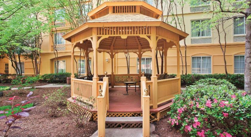 La Quinta Inn & Suites by Wyndham Univ Area Chapel Hill photo