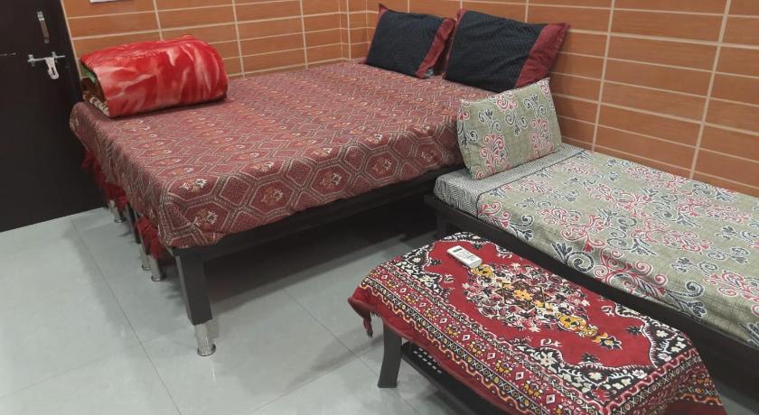 92, 121, 74, 700 Foreigners place in cream location of lajpat nagar luxury apartment with fully equi photo
