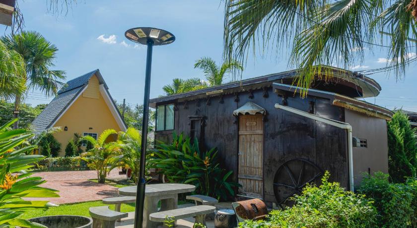 Apinya Resort Bangsarey - image 8