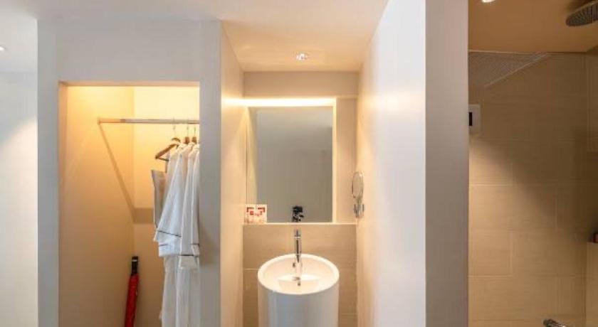Image of 2 Bedrooms Pool Access 2