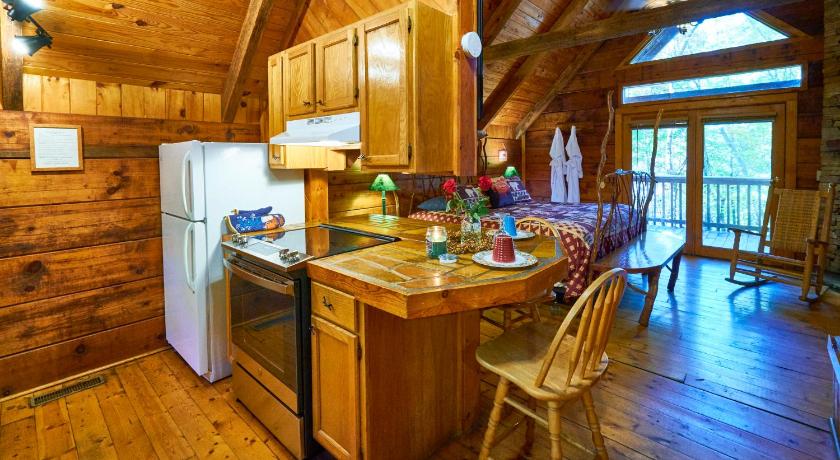 Image of Gatlinburg Area Hottub Cabin - Passion Flower 9