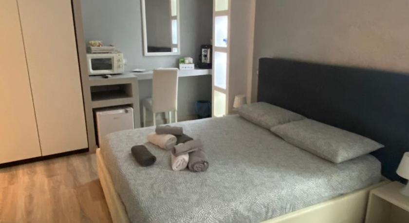 Image of Deluxe Double Room with Extra Bed 5