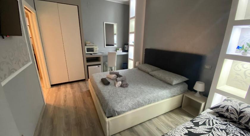 Image of Deluxe Double Room with Extra Bed 4