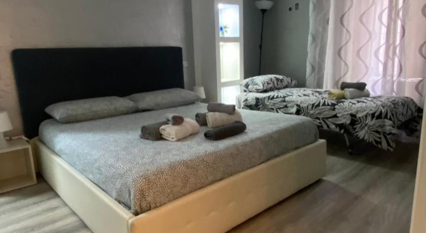 Image of Deluxe Double Room with Extra Bed 6