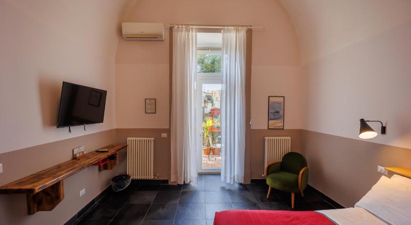 Image of Family Room with Garden View 7