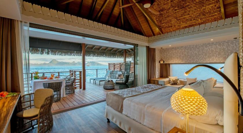 1 King Overwater Premium Bungalow Moorea Island Viewの画像 0