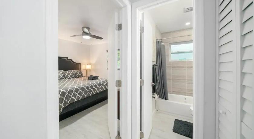 Gated 2Bd 1 Bth Design District10 Min to Beach 5035 photo