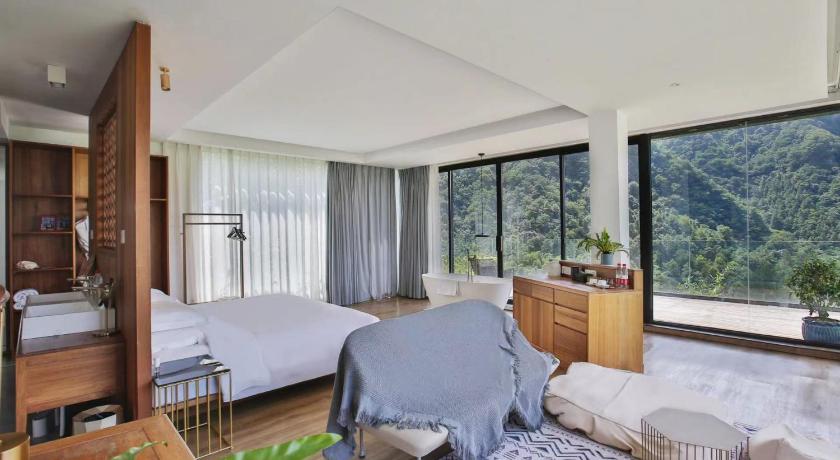 張家界 Zhangjiajie National Park Purespace Retreat-2nights for 1pick up service&super view rooms&book ticke 5つ星 ゲストハウス プール