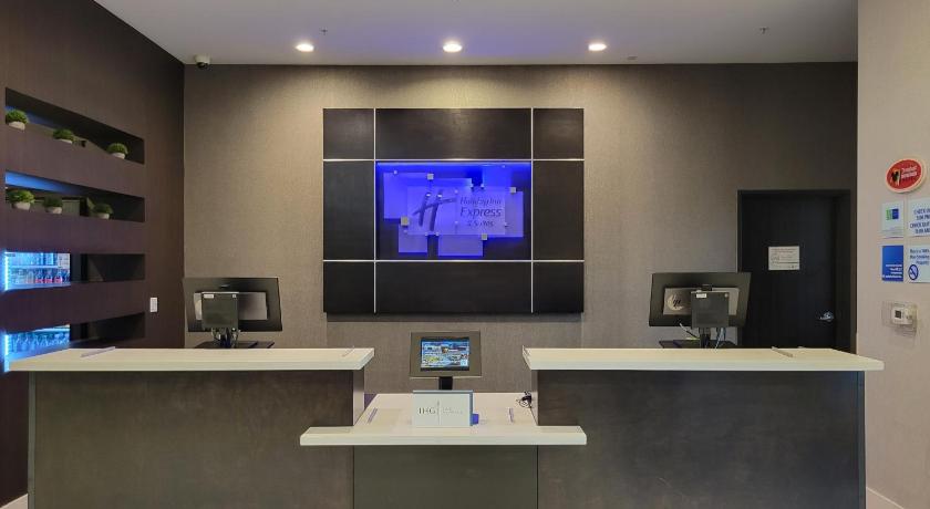 Holiday Inn Express & Suites Anaheim Resort Area photo