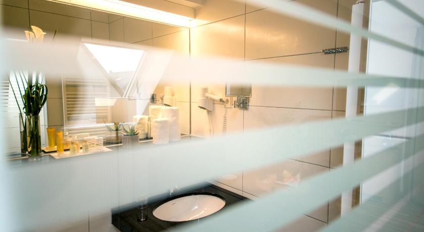 Double room with small bed, annex building fotója 1