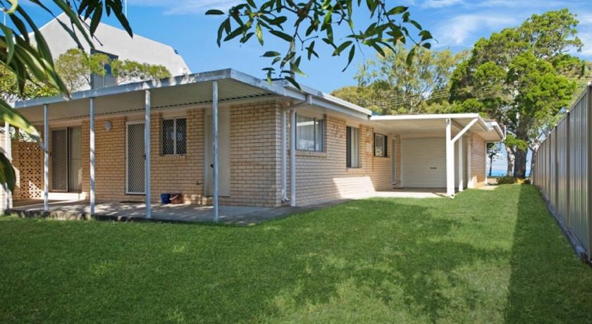 Large family waterfront home with room for a boat - Welsby Pde, Bongaree photo