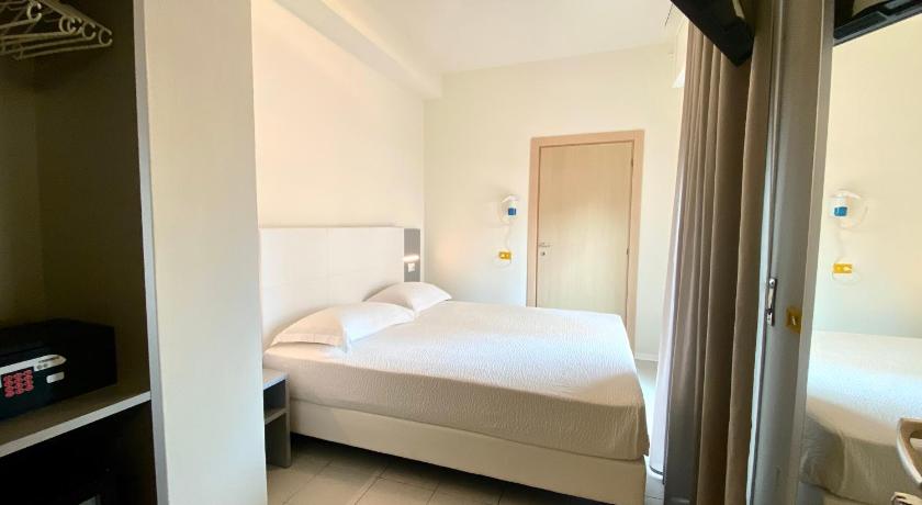 Hotel Aron photo