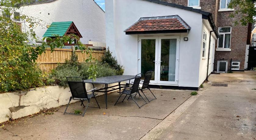 FLATZY - 6 bed Oasis Close to Football Stadiums photo