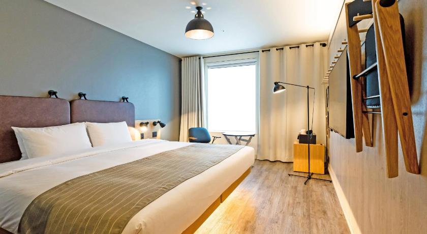 大阪 Moxy Osaka Honmachi 3つ星 ホテル ロビー