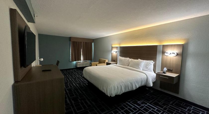 Image of 1 King Bed Non-Smoking 3