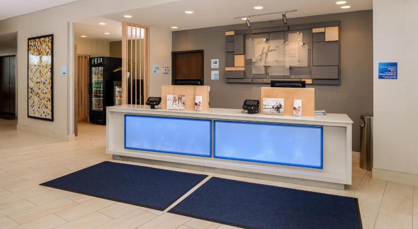 Holiday Inn Express And Suites Moundsville photo