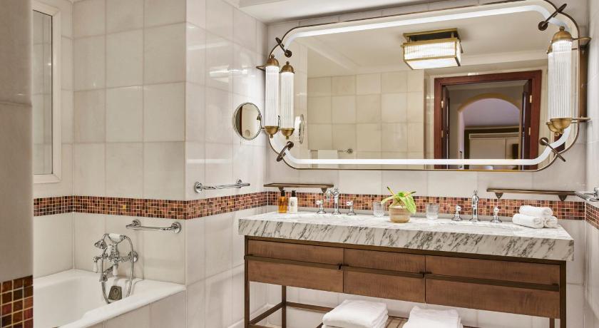 Image of Deluxe One Bedroom Suite with One King Bed 2