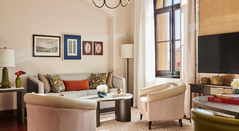 Image of Deluxe One Bedroom Suite with One King Bed 3
