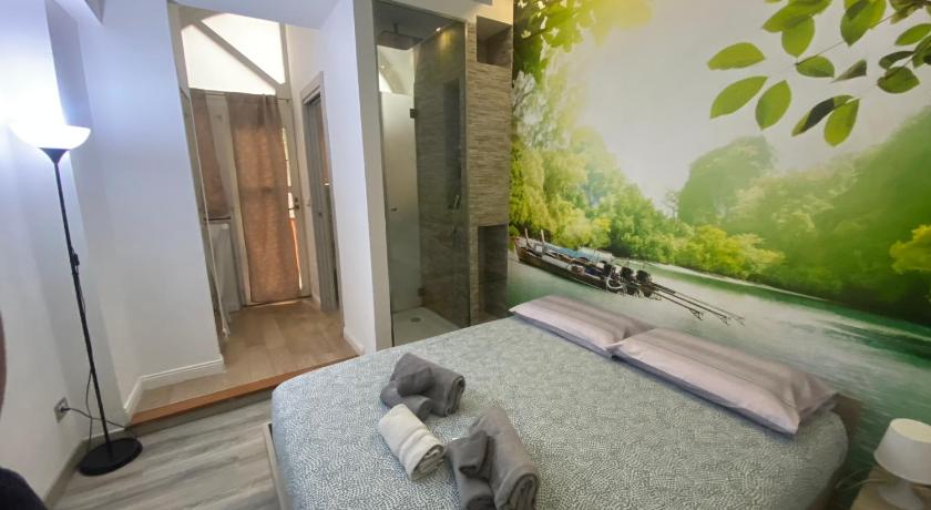 Image of Deluxe Double Room with Balcony 7