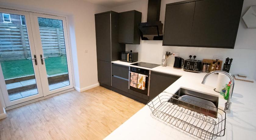 Ideal Home away at Moseley Gardens Fallowfield - image 3