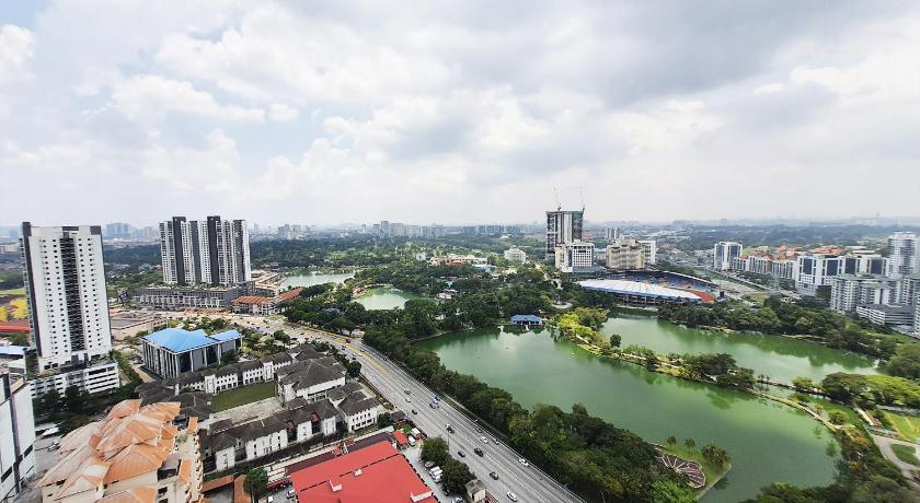 PJ The Grand by SkyLimit Suites - image 9