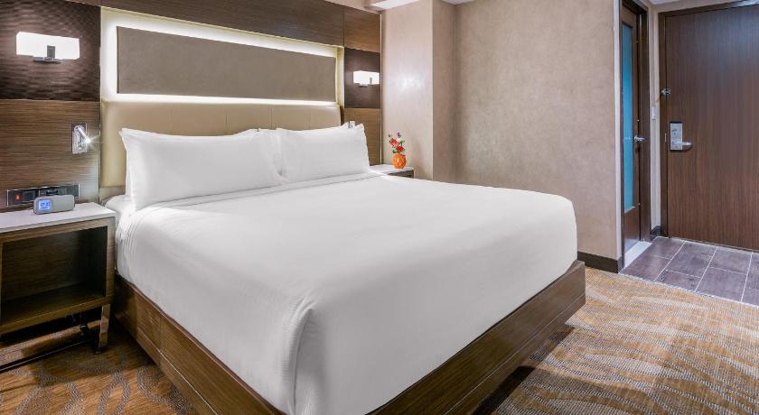 Image of King Room - Mobility Access/Hearing Accessible 3
