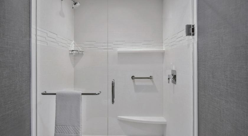 Image of King Studio with Adapted Tub - Mobility Accessible 5