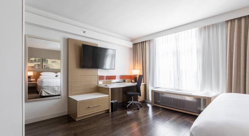 Image of King Room with Roll-In Shower - Mobility and Hearing Accessible 4