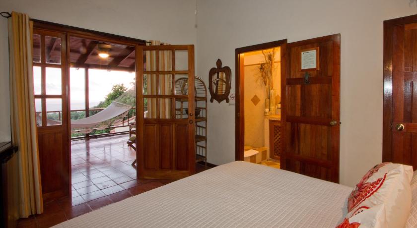Image of Deluxe Double Room with Balcony and Sea View 4