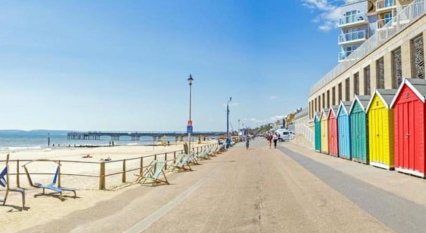 Bournemouth secluded cottage 10mins walk to beach photo