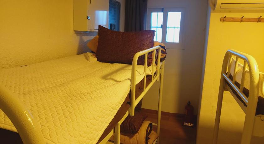Image of 1 Person in 6-Bed Dormitory with Private Bathroom - Mixed 2