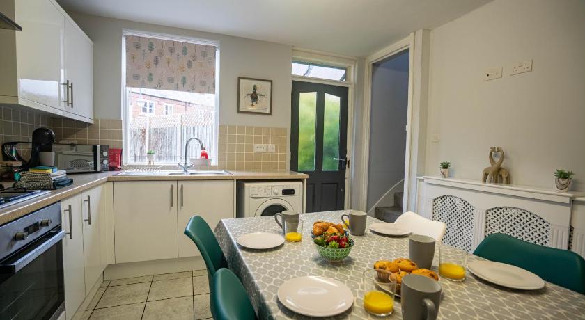 The Becket - Three Bedroom City Centre House with Parking photo