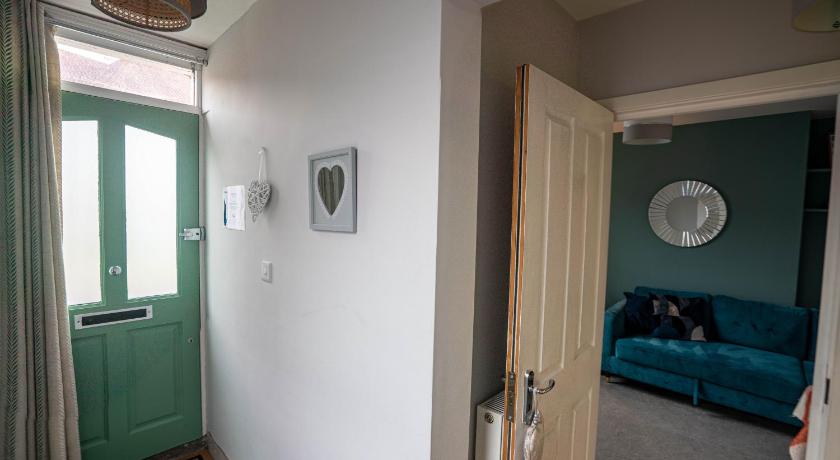 The Becket - Three Bedroom City Centre House with Parking photo