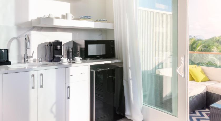 Image of Deluxe King Room 9