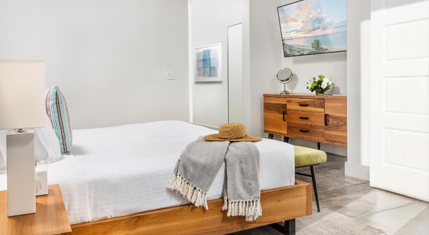 Image of Deluxe King Room 8