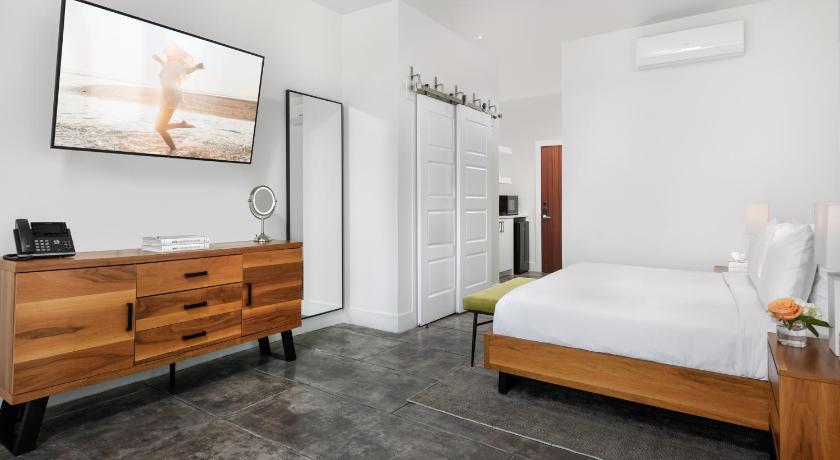 Image of Deluxe King Room 7