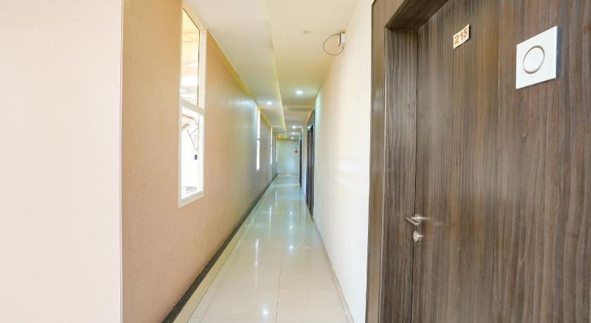 OYO 76518 Hotel Regent In photo