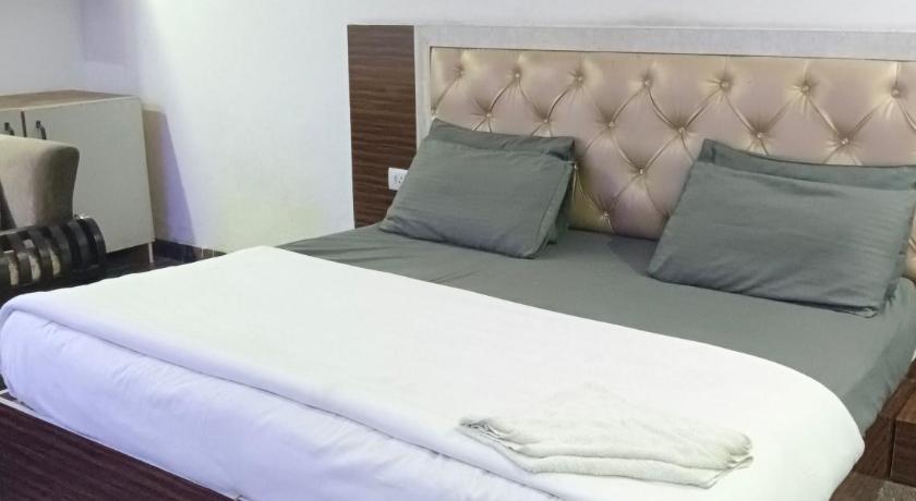 Hotel Singh Residency Medanta photo