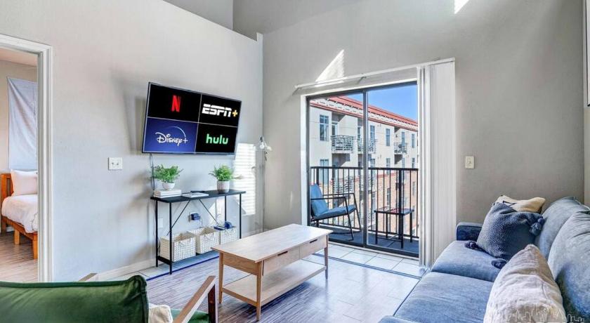Austin Space for 8 Near Downtown Easy Walk to UT Campus 4-Star Accommodation amenity