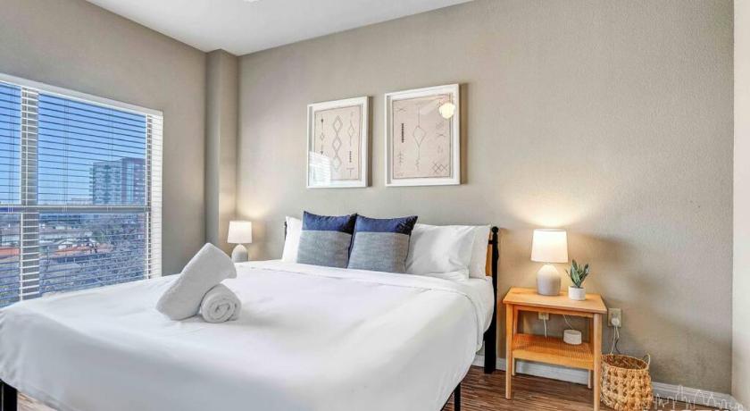 Austin Space for 8 Near Downtown Easy Walk to UT Campus 4-Star Accommodation suite