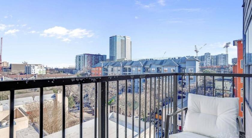 Austin Space for 8 Near Downtown Easy Walk to UT Campus 4-Star Accommodation pool